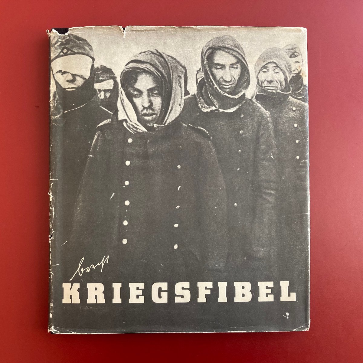 steffen_siegel's tweet photo. Natürlich entscheiden Fotobücher nicht über Fragen von Krieg und Frieden. Haben sie dennoch etwas zu diesem Thema beizutragen? Ich meine ja. Und zwar in dem Sinn, dass sie uns auch noch lange Zeit nach ihrer Entstehung die Möglichkeit geben, ganz genau hinzusehen. Ein Thread. /1 https://t.co/Sw3aVjUaxo