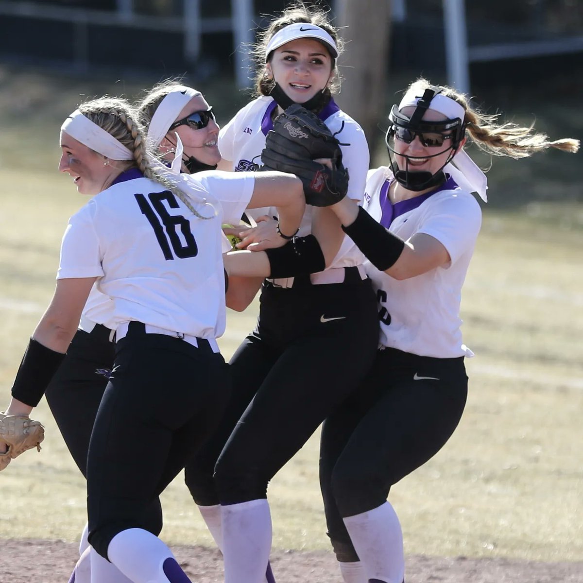 smcathletics's tweet image. #InternationalWomensDay 💜

📷 @Jlaskarzewski1 &amp;amp; Kristin Halligan P'22 #smcpks