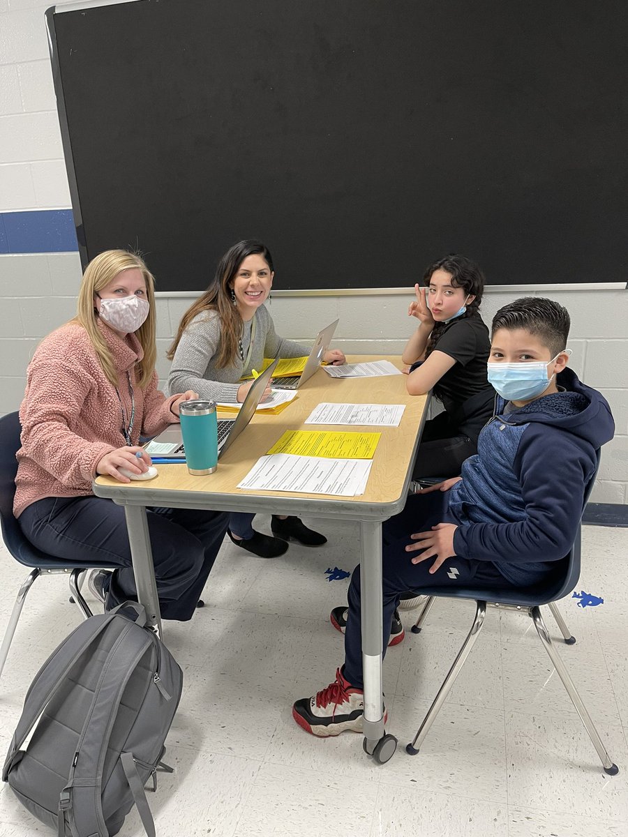 perkinsonreads's tweet photo. Excited for these 6th graders to sign up for classes for Moss Middle School today!  Thanks to @HMMS_Counseling for coming out to help get this transition started for our students ❤️ https://t.co/lqOAlsFily