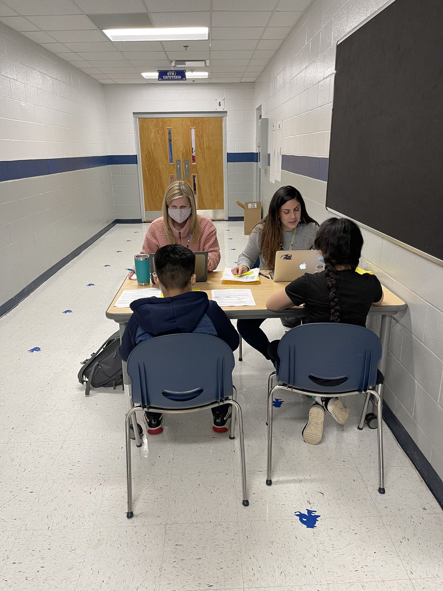 perkinsonreads's tweet photo. Excited for these 6th graders to sign up for classes for Moss Middle School today!  Thanks to @HMMS_Counseling for coming out to help get this transition started for our students ❤️ https://t.co/lqOAlsFily