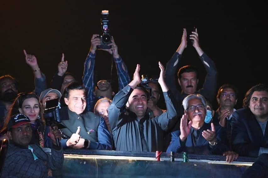 Fida_Wassan's tweet image. What a huge crowd at Rawalpindi
Welcoming the Chairman @BBhuttoZardari, this shows that the people have rejected the selected prime minister.
#AwamiMarach #ghabragaya #ppp