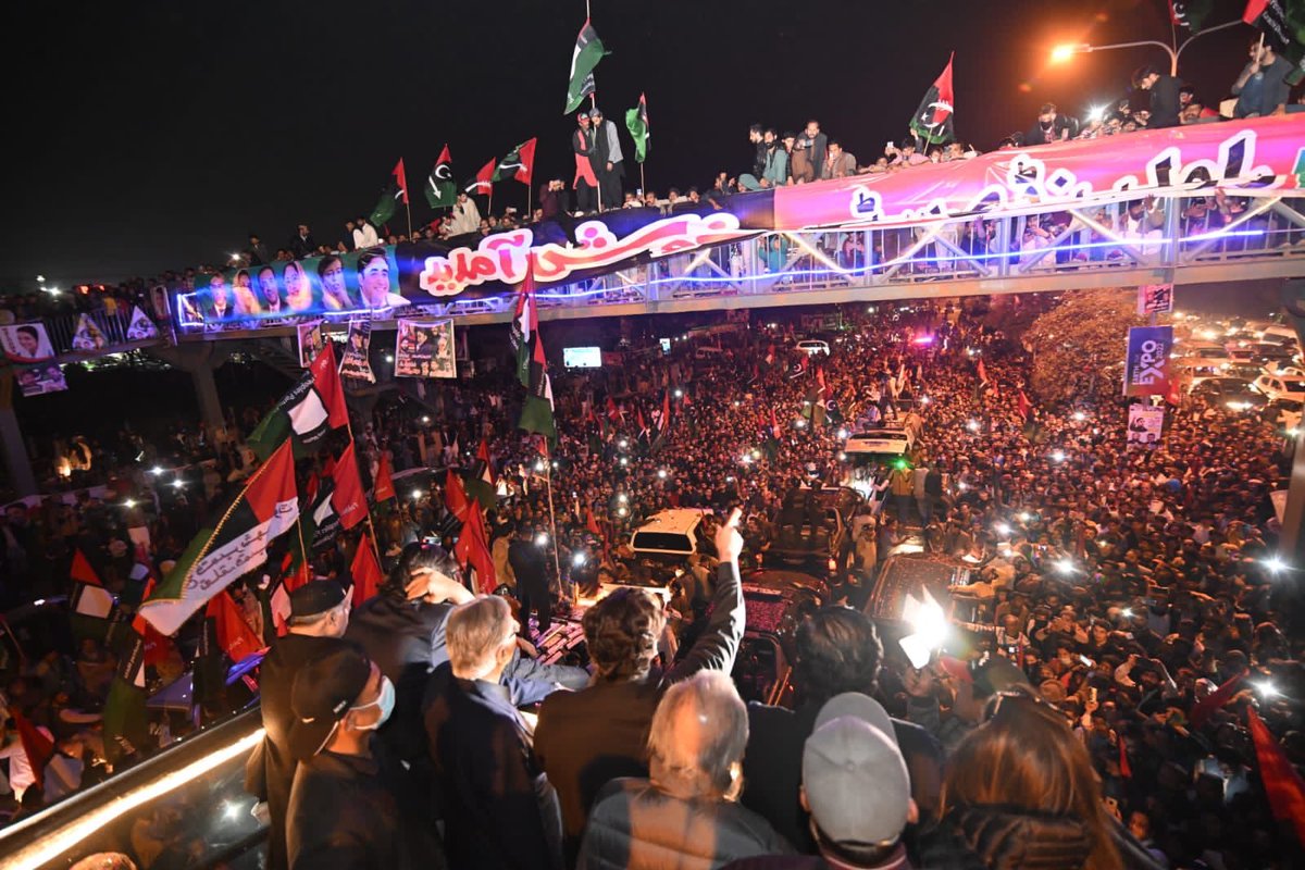 Fida_Wassan's tweet image. What a huge crowd at Rawalpindi
Welcoming the Chairman @BBhuttoZardari, this shows that the people have rejected the selected prime minister.
#AwamiMarach #ghabragaya #ppp