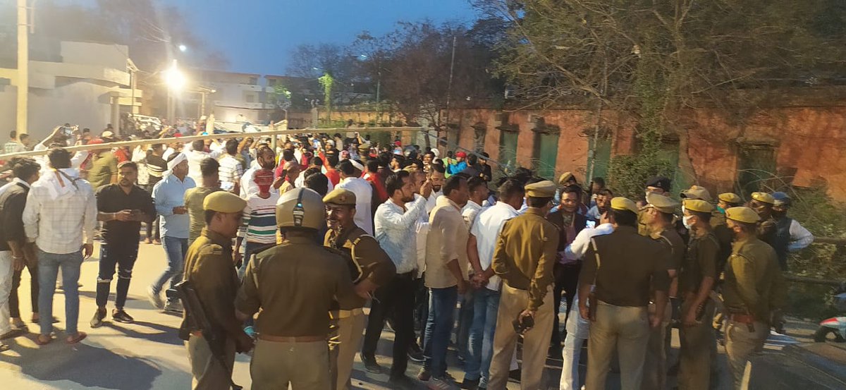 भैया युवाओं की आशा आप हो आप जीतेंगे बस इन राक्षसों से चोरकट्टो से सुरक्षा व्यवस्था बनवावो भैया बहुतै ढीठ है तानासाही चोर।😠😠🙏🙏🙏😥।
#जयसफेदटोपीबीएड2011 #तानासाहीकीहार #तयअखिलेशजी
<a href="/yadavakhilesh/">Akhilesh Yadav</a> <a href="/samajwadiparty/">Samajwadi Party</a> <a href="/PragyaLive/">Pragya Mishra</a> <a href="/shivpalsinghyad/">Shivpal Singh Yadav</a> <a href="/oprajbhar/">Om Prakash Rajbhar</a> <a href="/jayantrld/">Jayant Singh</a> <a href="/brajeshlive/">Brajesh Misra</a>