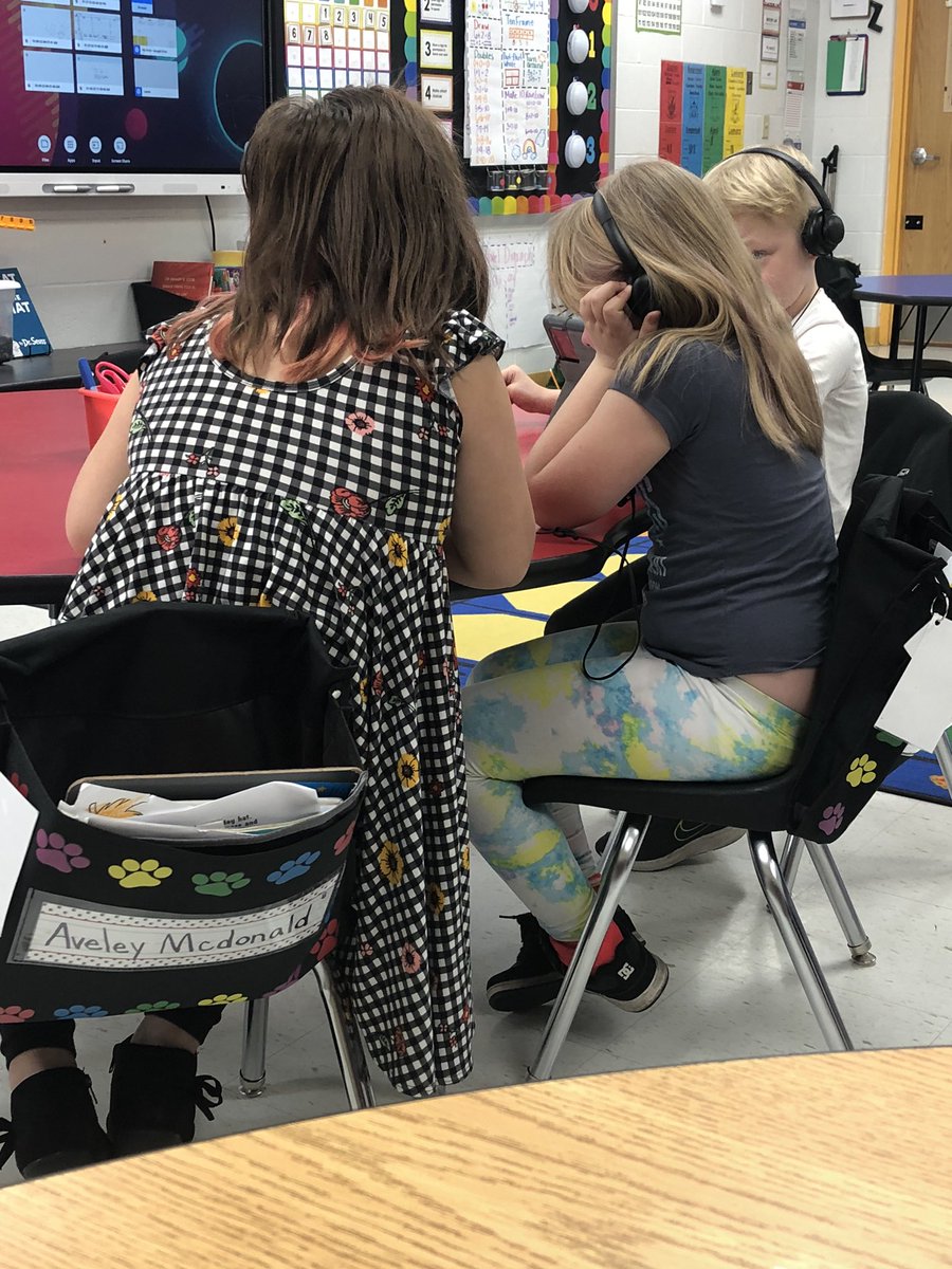 🌟I caught these friends showing such great kindness today! A helping hand can go a long way! Way to go!!🌟 #tweetingtuesday