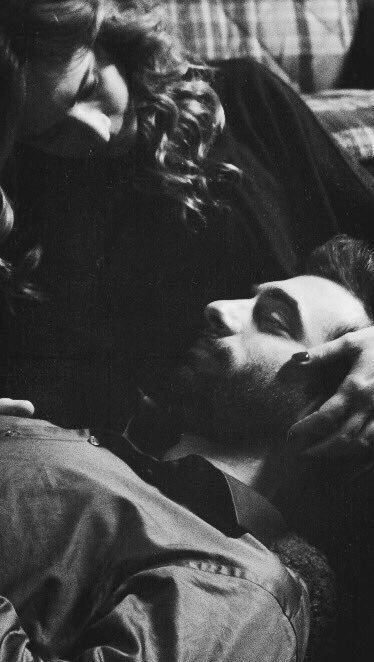 “Her şeyden çok yoruldum, lütfen beni dizlerinde uyut.”