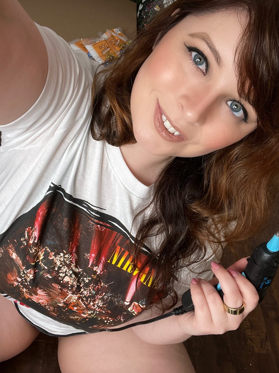 Bea York & Stuff on X: Come get crafty with me. Hopping on Twitch shortly.  💙💙 t.co3CtNc79Kwd t.coCeQBB2ui2W  X