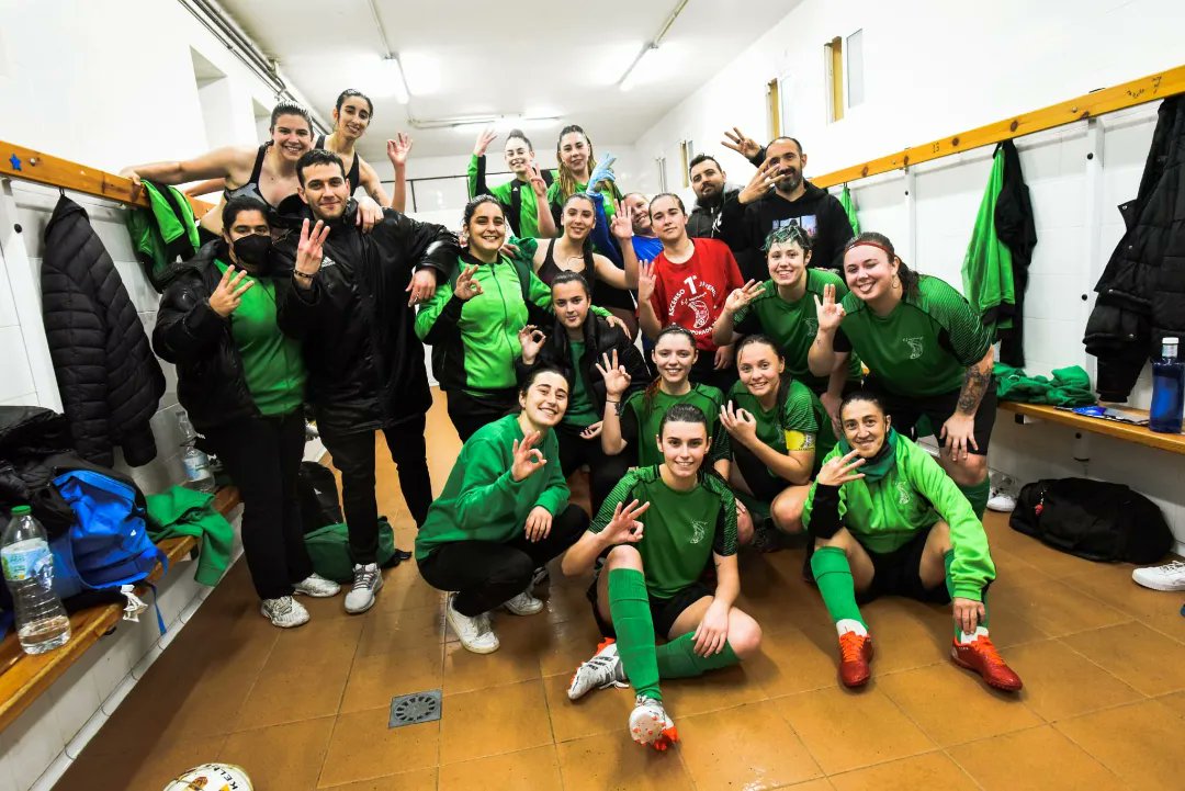 Más allá de ganar lo más importante y la clave en el fútbol es un vestuario unido sin fisuras. Este grupo lo es! Luego llegan los resultados 👏 faltan componentes de la plantilla y cuerpo técnico en la foto que no pudieron estar.