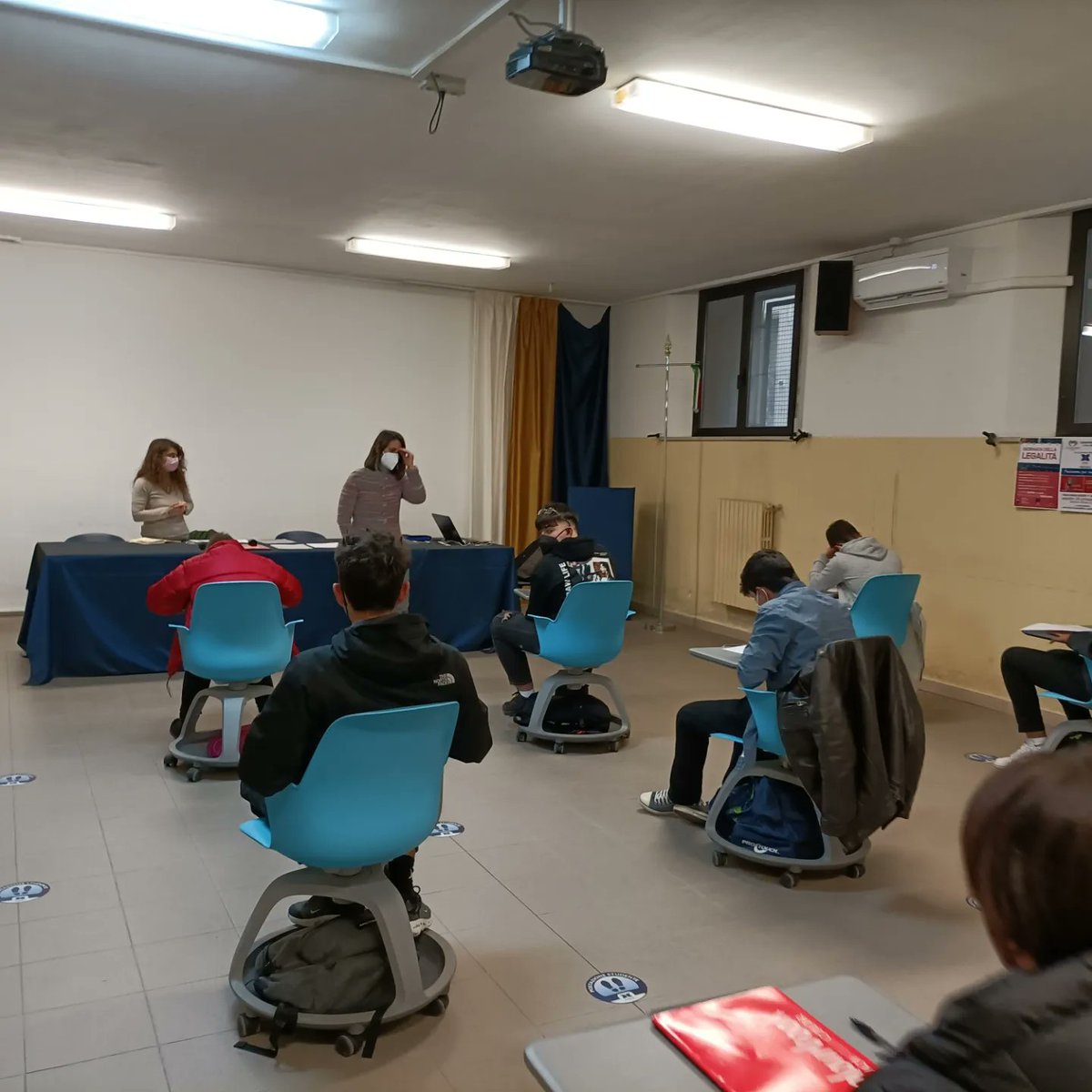 ConfcommercioPe's tweet photo. Quinto gruppo di studenti dell' Istituto Alberghiero "F. De Cecco" - Pescara 
‼Corso per addetto alla manipolazione alimenti‼
Esame superato brillantemente anche nel giorno della festa della donna.
💪"Continuate così anche con i vostri studi💪
Grazie alla proff Angela Giuliani https://t.co/2yvI8igkT3