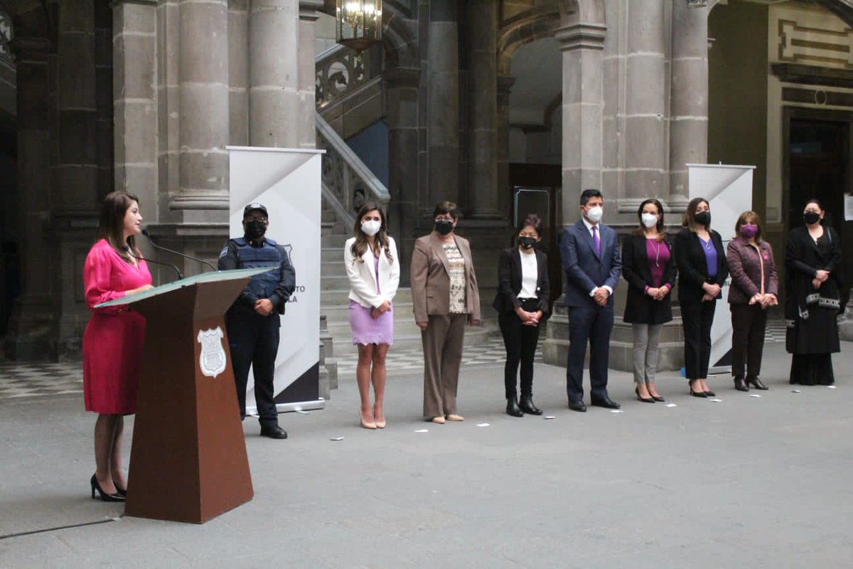 chrisguzmanj's tweet photo. Merecido reconocimiento como poblana distinguida, a una mujer que con su ejemplo nos inspira a romper paradigmas, Dra. @LiliaCedillo_, primera Rectora de la @BUAPoficial
#DiaInternacionalDeLaMujer 
@PueblaAyto @eduardorivera01 https://t.co/AQjUB5HHew