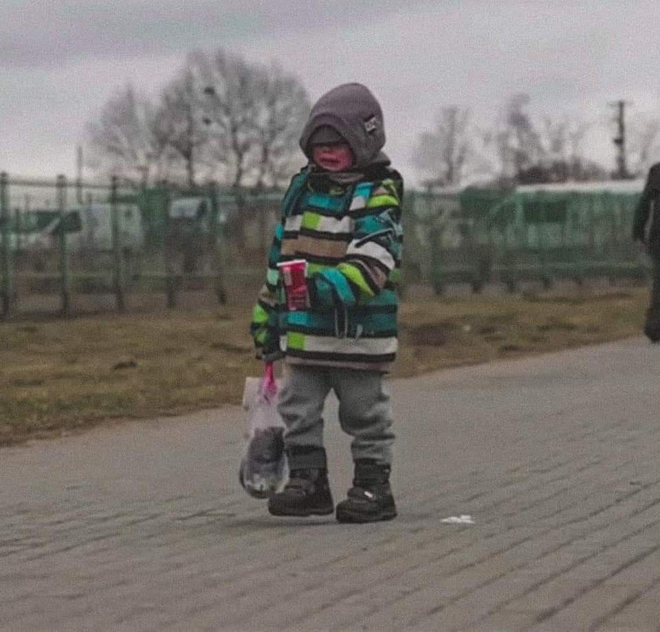 vlad_parody's tweet photo. I dare anyone to look at this and have no tears in their eyes. A young boy, now all alone, in a country he doesn't know. @thesun @pritipatel @BorisJohnson @DailyMirror @SkyNews @BBCNews #UkraineCrisis #PutinWarCriminal #pleasehelphim someone help him please https://t.co/auFXVvIlSX