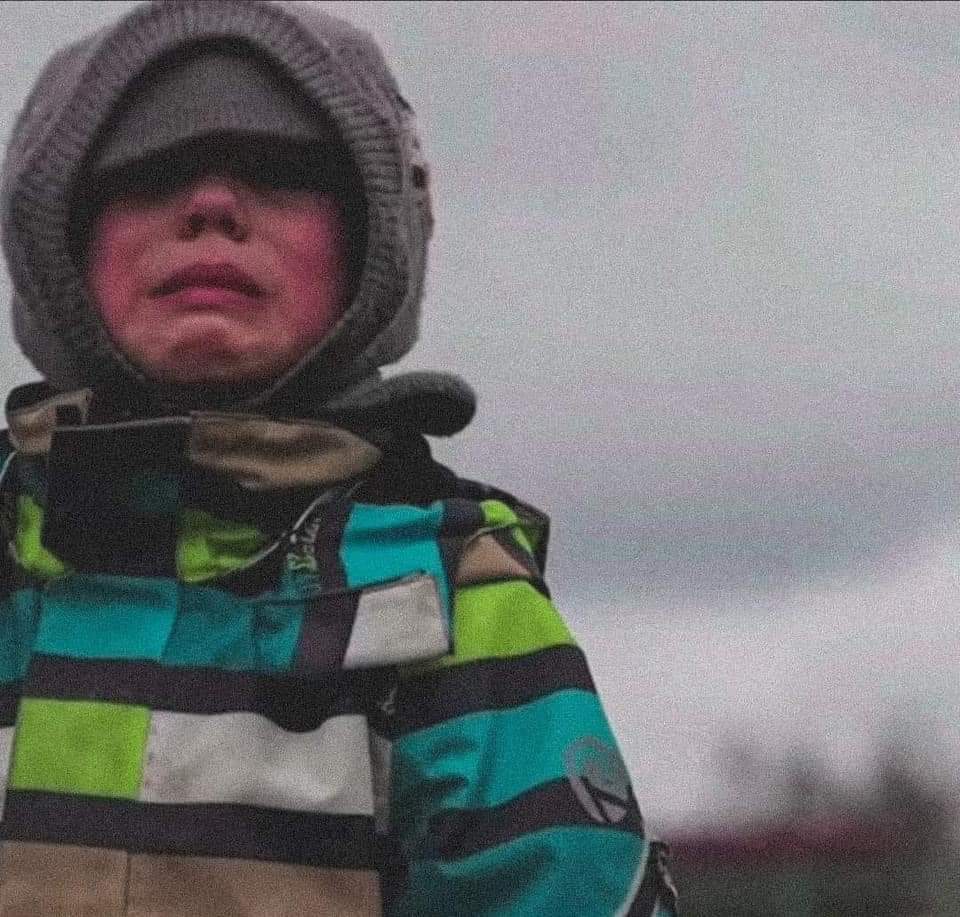 vlad_parody's tweet photo. I dare anyone to look at this and have no tears in their eyes. A young boy, now all alone, in a country he doesn't know. @thesun @pritipatel @BorisJohnson @DailyMirror @SkyNews @BBCNews #UkraineCrisis #PutinWarCriminal #pleasehelphim someone help him please https://t.co/auFXVvIlSX