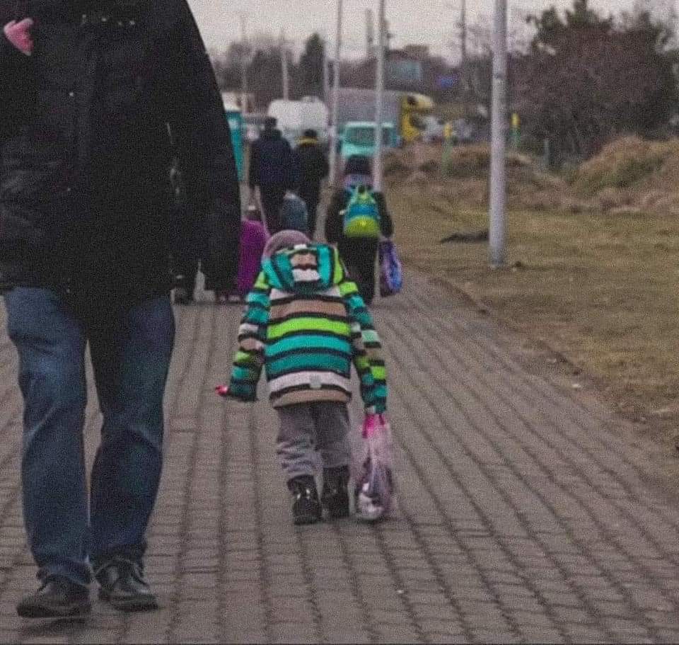 vlad_parody's tweet photo. I dare anyone to look at this and have no tears in their eyes. A young boy, now all alone, in a country he doesn't know. @thesun @pritipatel @BorisJohnson @DailyMirror @SkyNews @BBCNews #UkraineCrisis #PutinWarCriminal #pleasehelphim someone help him please https://t.co/auFXVvIlSX