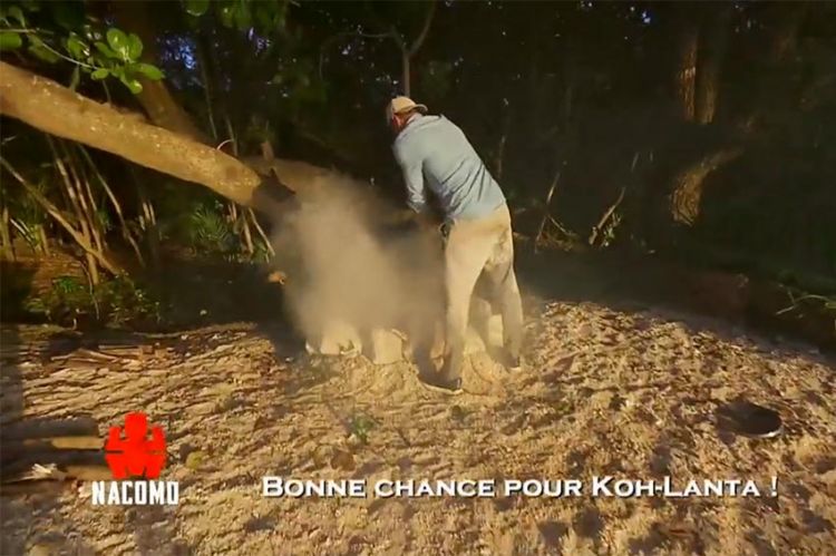 MaximSOA's tweet photo. Un seul homme a le droit d'éteindre le feu #KohLanta https://t.co/1edQsCpjhY