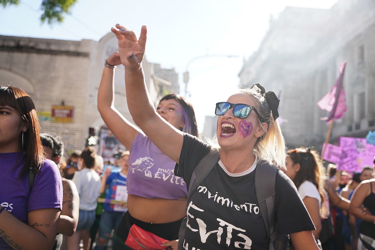 infobae's tweet photo. Las fotos de la marcha por el #DíaInternacionalDeLaMujer en el Congreso Nacional #8M https://t.co/giIMfVr1oK https://t.co/1VKt64gOss