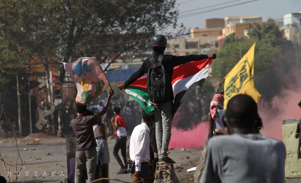 Nmhali's tweet photo. #Mar8March
Tear gas & rubber bullets
I saw a video earlier; when #SudanCoup forces couldn’t deter the protesters with tear gas, they attacked them with batons.
#KeepEyesOnSudan https://t.co/e1FDXLFj6B