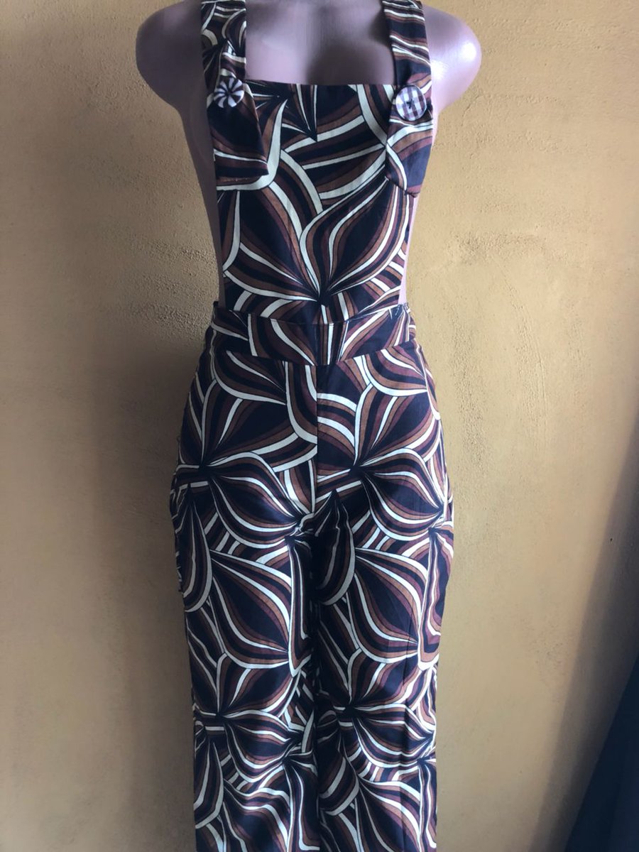 Tailor wey sabi sew cloth e scare😊😊. So when we see one we showcase am to the world. Search for H8nna Fashion Designs on google and start Slaying Premium🤩🤩.