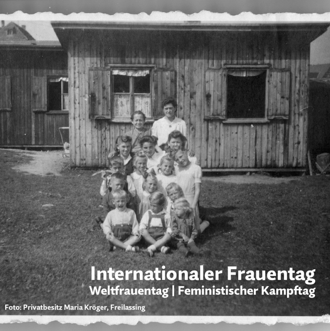 Heute ist #InternationalerFrauentag #Weltfrauentag #FeministischerKampftag ♀️✊
Dieses historische Foto aus der Nachkriegszeit zeigt #Frauen mit Kindern vor einem #Behelfsheim. Eine solche #LeyBude wird 2023 im #Freilandmuseum errichtet. 🏗
Mehr Infos ➡️ instagram.com/p/Ca2qr5Xt5E-/…