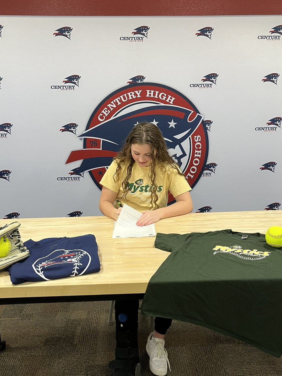 HalleMattern's tweet photo. Super excited to announce that I am furthering my education and softball career at Bismarck State!! Thanks to everyone who has helped me along the way!!  #rollstics 🔮💚 https://t.co/JqGuiOHqvH