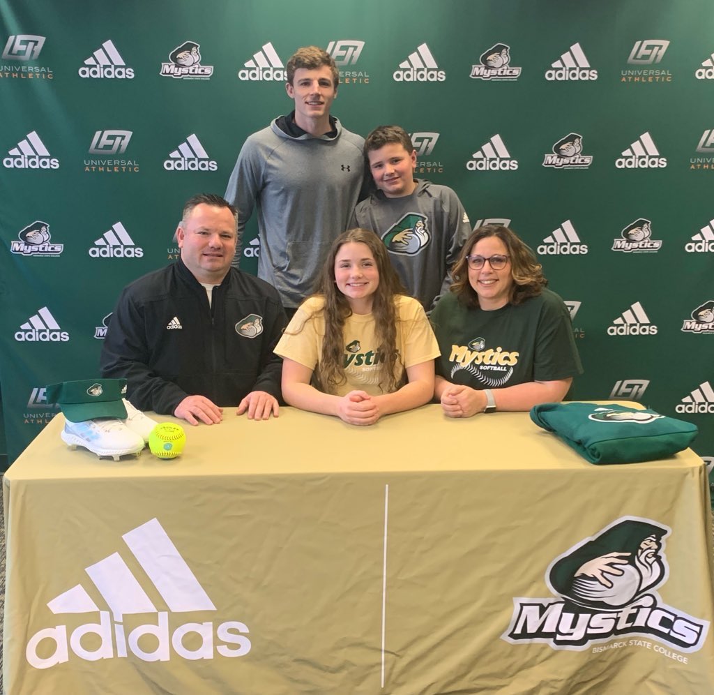 HalleMattern's tweet photo. Super excited to announce that I am furthering my education and softball career at Bismarck State!! Thanks to everyone who has helped me along the way!!  #rollstics 🔮💚 https://t.co/JqGuiOHqvH