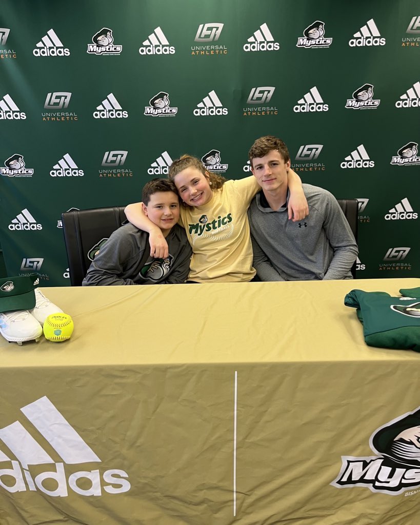 HalleMattern's tweet photo. Super excited to announce that I am furthering my education and softball career at Bismarck State!! Thanks to everyone who has helped me along the way!!  #rollstics 🔮💚 https://t.co/JqGuiOHqvH