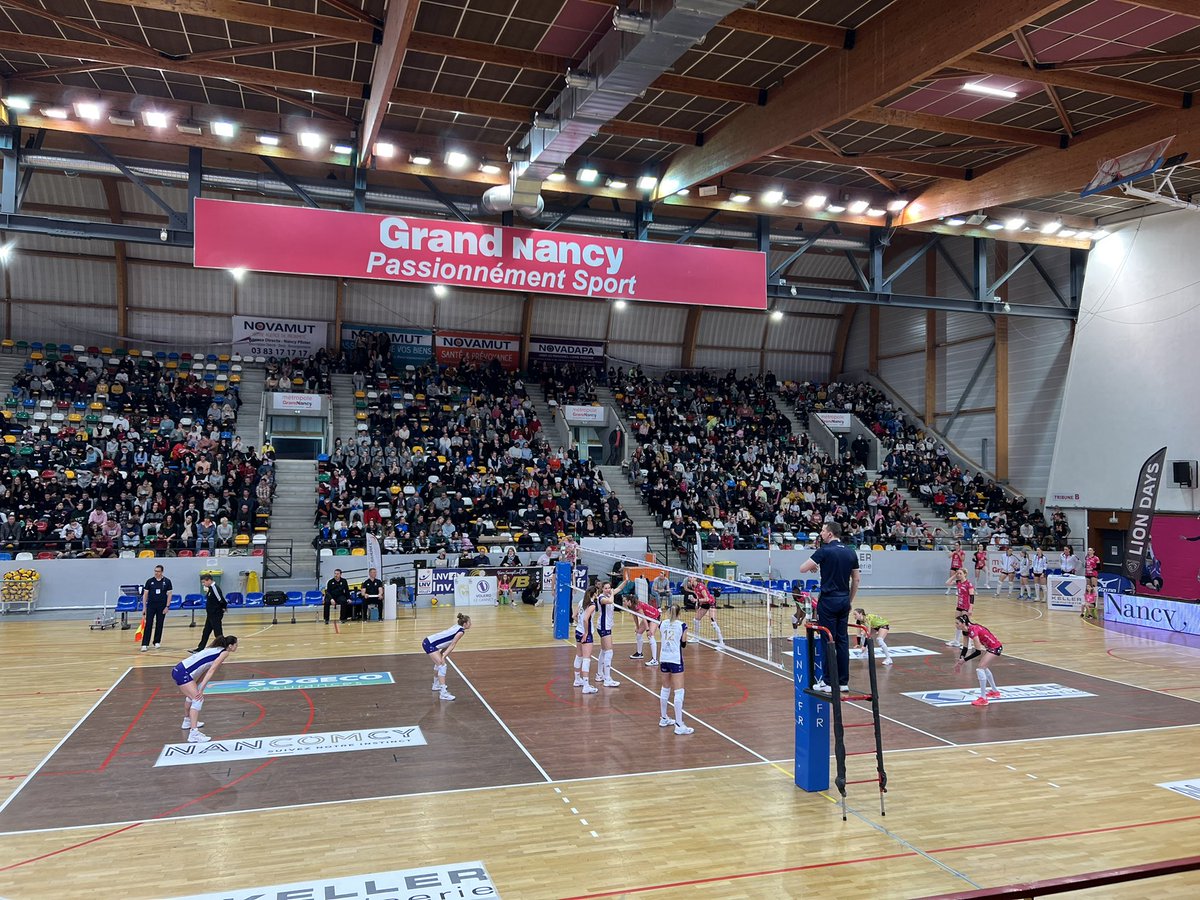 AntonyCaps's tweet photo. En cette journée dédiée aux droits des femmes, quoi de plus normal que de terminer la soirée en allant encourager le #VNVB !
Go VNVB !🟣⚪️
#JourneeDesDroitsDesFemmes https://t.co/zc6yiVOCxI