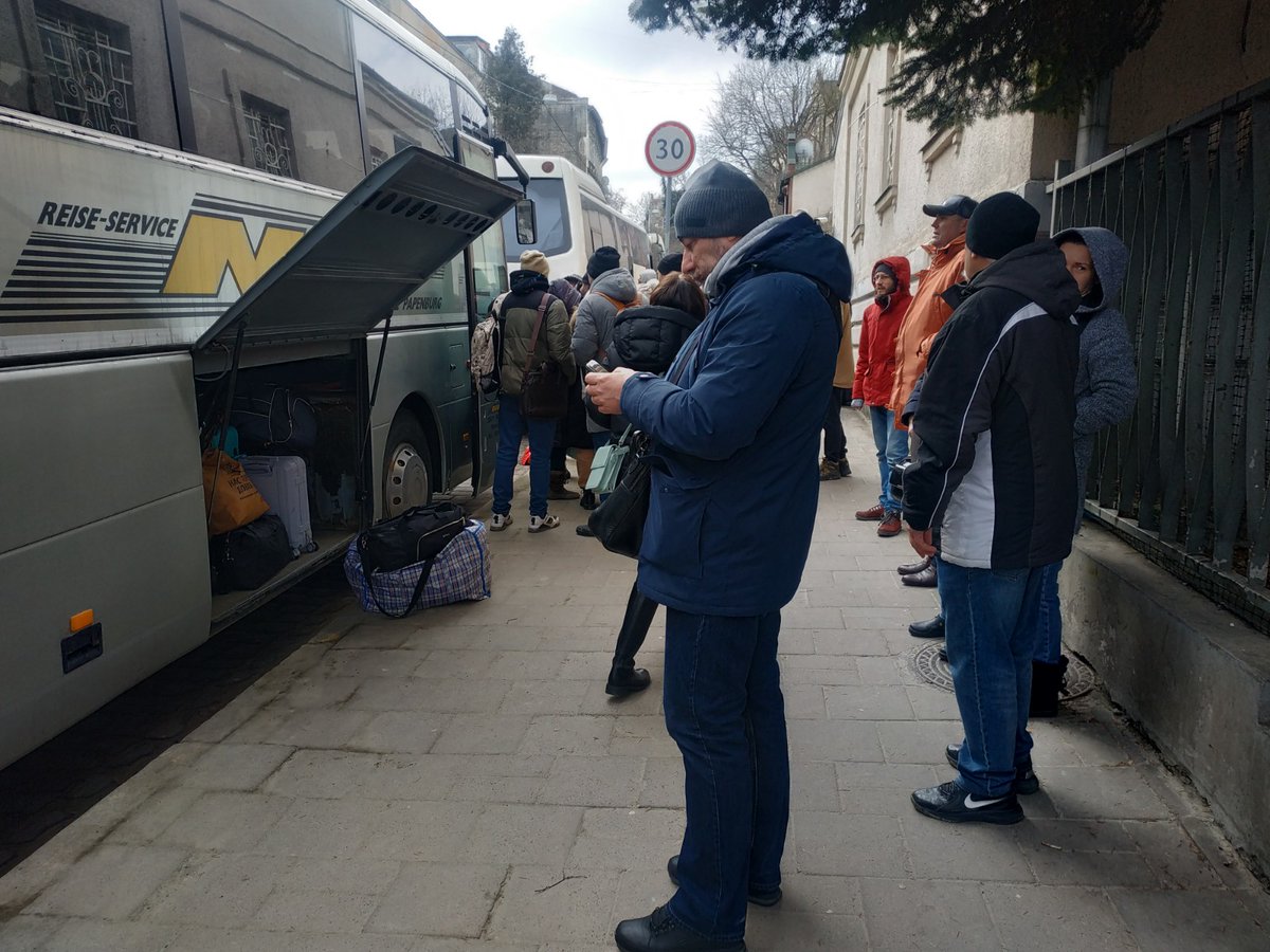 .@PlinLviv kontynuuje pomoc w organizacji bezpiecznego wyjazdu z Ukrainy 🇺🇦.

Kolejna grupa osób przyjechała do 🇵🇱, wśród ewakuowanych znalazły się ciężko chore dzieci z lwowskiego szpitala.

Apelujemy o dalsze zgłaszanie potrzeby pomocy w wyjeździe ze Lwowa.

#PolandFirstToHelp