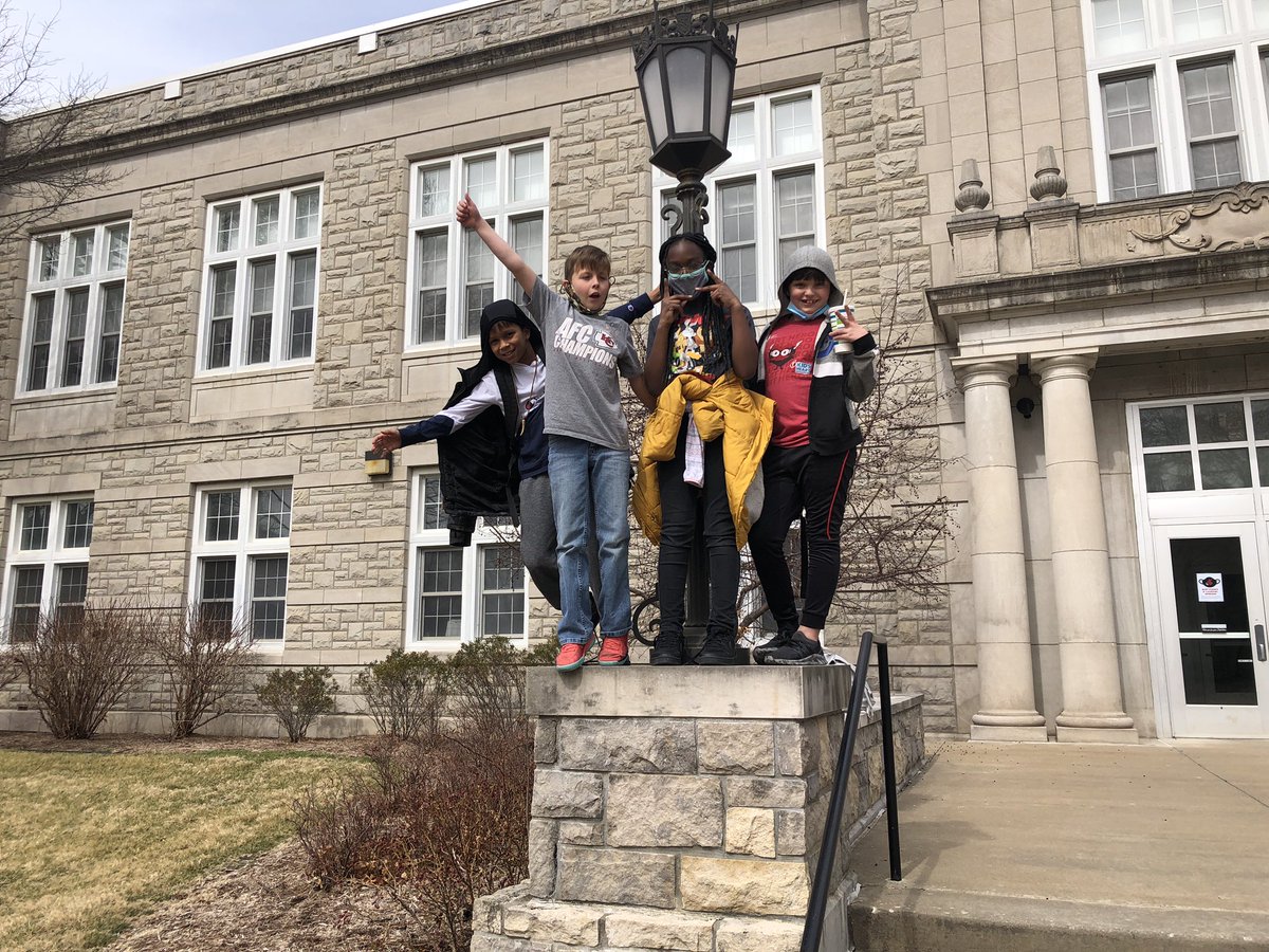 MsPriceDRE's tweet photo. Thank you so much @cpslibrarymedia! These @DerbyDragons loved the Children’s Literature Festival! https://t.co/NojRWMjaCn