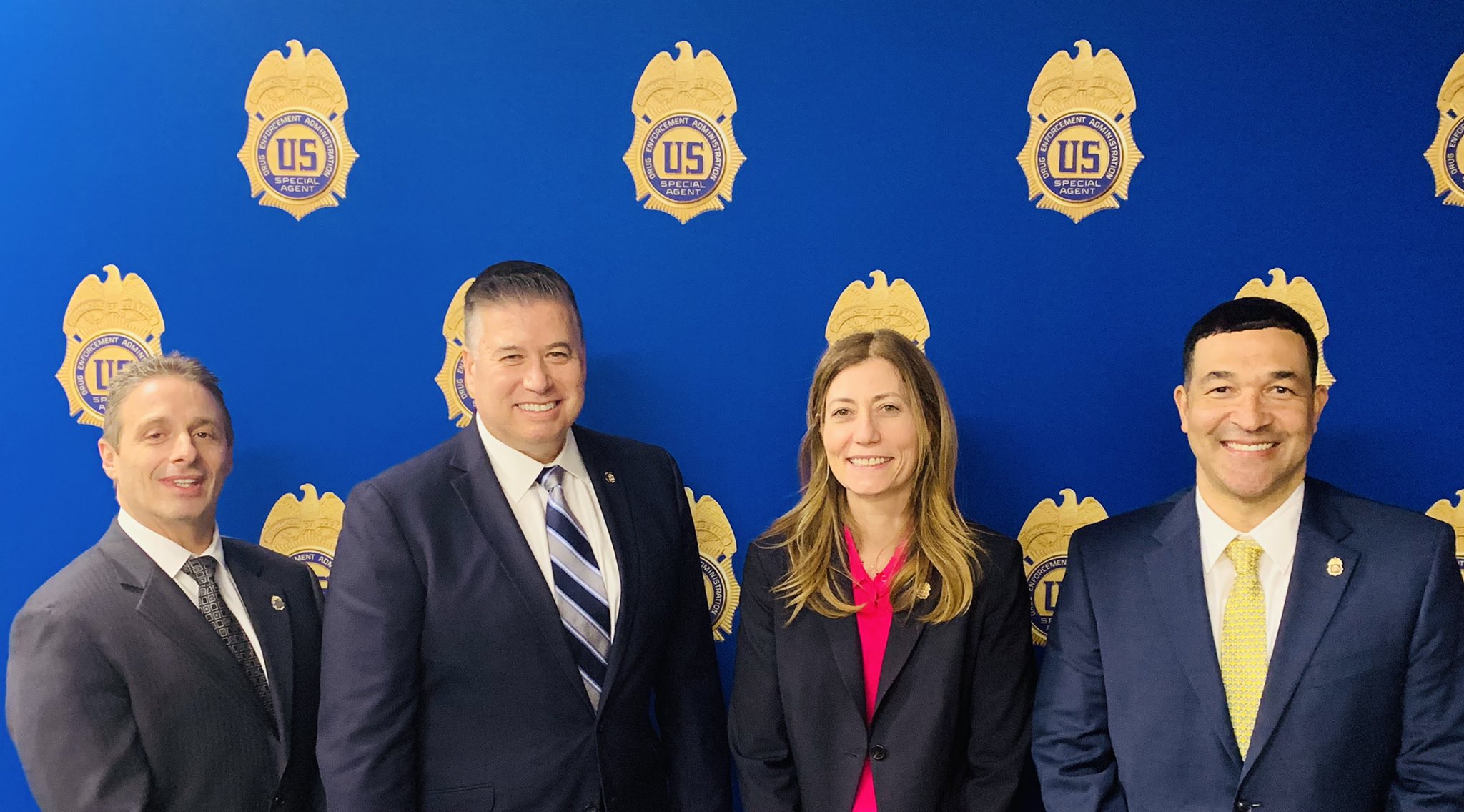 Effektiv Centimeter begå DEANewYork on Twitter: "@DEANewDiv WELCOMES DEA ADMINISTRATOR ANNE MILGRAM  Deputy SAC Keith Kruskall, Acting SAC Tim Foley, Administrator Anne  Milgram, and Chief of Operations Ray Donovan at DEA's New York Division.  https://t.co/1BvNV7b2BV" /