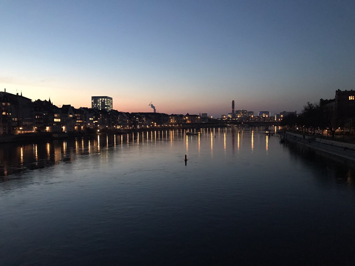 🇨🇭…die Sonne ist weg, es wird dunkler und vor allen kälter!

#Basel #Basler_Fasnacht