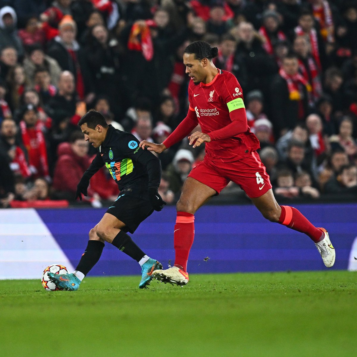 StatmanDave's tweet photo. Alexis Sánchez’s game by numbers vs Liverpool: 

100% successful long passes (4/4) 
81% pass accuracy 
8 attempted ground duels 
4 ground duels won 
3 dribbles 
1 red card 

A solid performance up until the red card… 🔴🤦‍♂️ https://t.co/idchGWJB0v