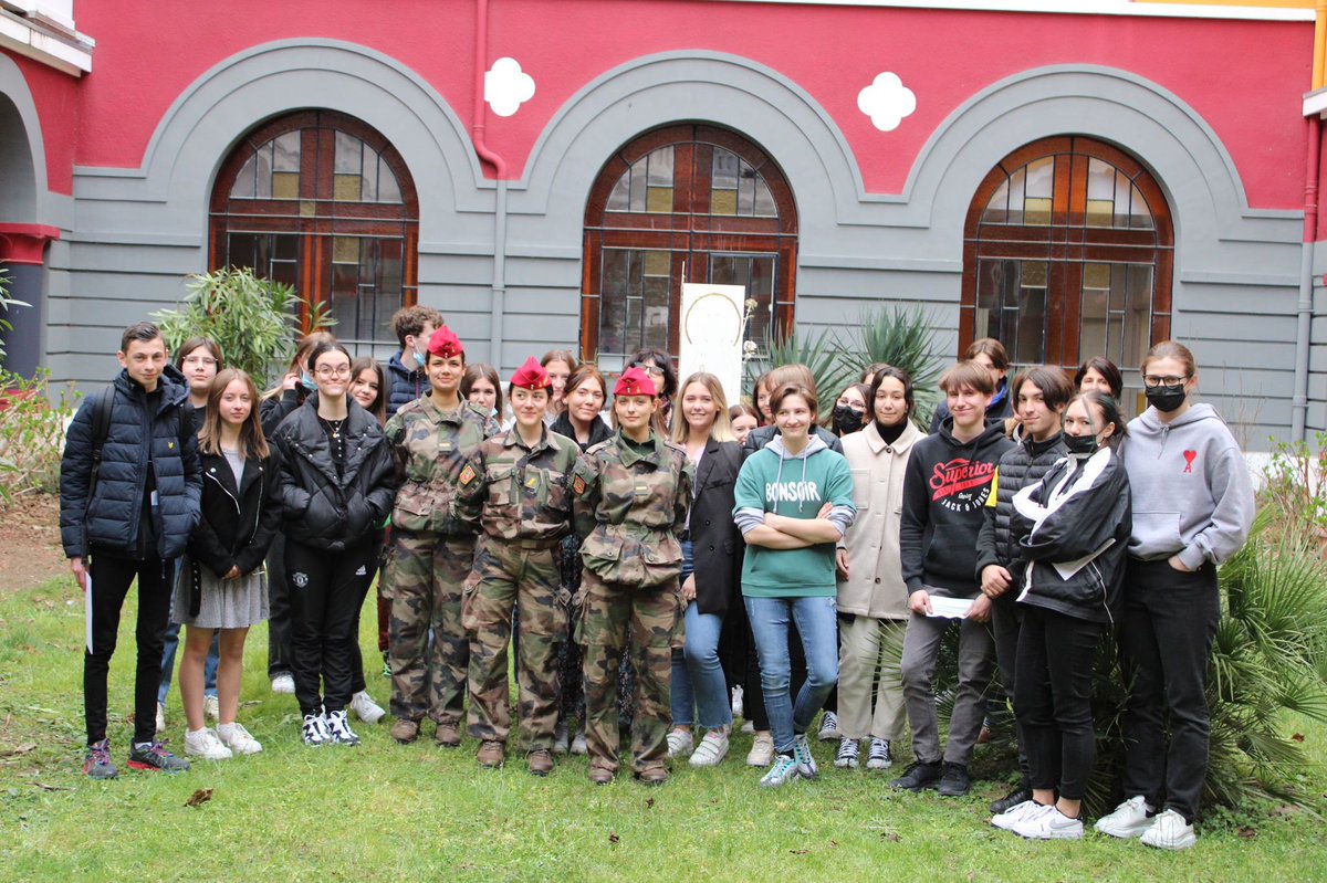 1erSpahis's tweet photo. En ce #8mats, 3 de nos #Spahis ont témoigné leur passion respective et leur détermination à servir la France sous les drapeaux auprès des élèves du lycée Montplaisir de Valence, dans le cadre du partenariat classe défense. Merci à Laëtitia, Lenaïg et Victoria pour ce partage ! https://t.co/UIiddte6oB