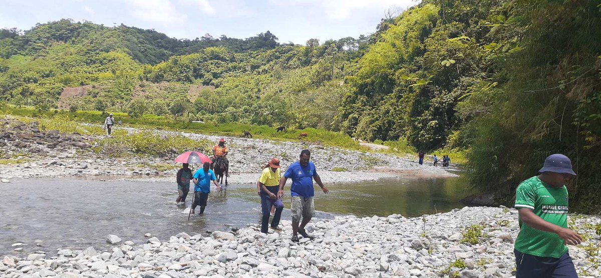 MRMDFiji's tweet photo. A joint Govt team led by PA Namosi &amp; PA Naitasiri recently returned from a 14-hr journey by foot from Wainimakutu-Nasava-Sawanikula,crossing the Namosi &amp; Naitasiri borders to:
➡️survey possible road access routes
➡️assess economic potentials
➡️conduct empowerment to #RuralFijians https://t.co/G0YlwK5cql
