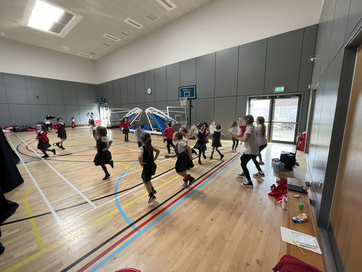 ClydePrimary's tweet photo. 📸 Today’s pupil led dance club… Great to see this being led by 4 confident young women on #IWD 👏🏻👏🏻👏🏻 https://t.co/CTwHoAYHFi
