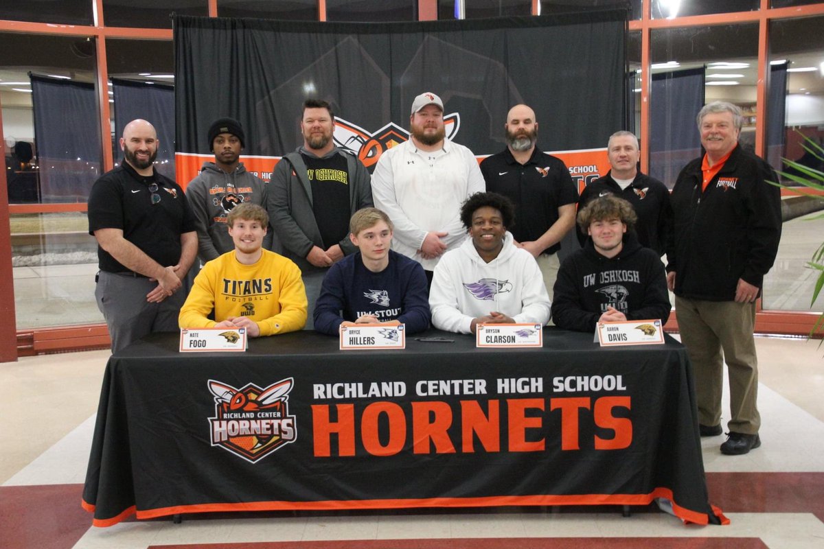 32AaronDavis22's tweet photo. Officially a Titan! Beyond excited for the next chapter! I’d also like to thank  everyone that helped me make it this far! @UWOFootball #HailTitans https://t.co/FZO1Jzq1UR