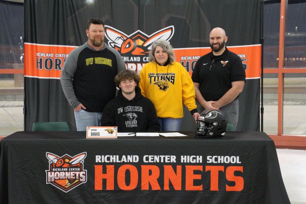 32AaronDavis22's tweet photo. Officially a Titan! Beyond excited for the next chapter! I’d also like to thank  everyone that helped me make it this far! @UWOFootball #HailTitans https://t.co/FZO1Jzq1UR
