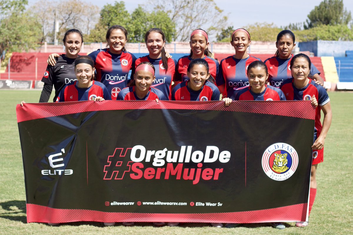 CDeportivoFAS's tweet photo. #OrgulloDeSerMujer 💪🏼🔴🔵
Las mujeres pueden jugar el deporte que quieran, nosotras elegimos el fútbol. ⚽️🙌🏼 Sigamos luchando por menos estereotipos y más igualdad.
#CDFAS #8M #EliteWearSV #DiaInternacionalDeLaMujer https://t.co/El9N8N7toY