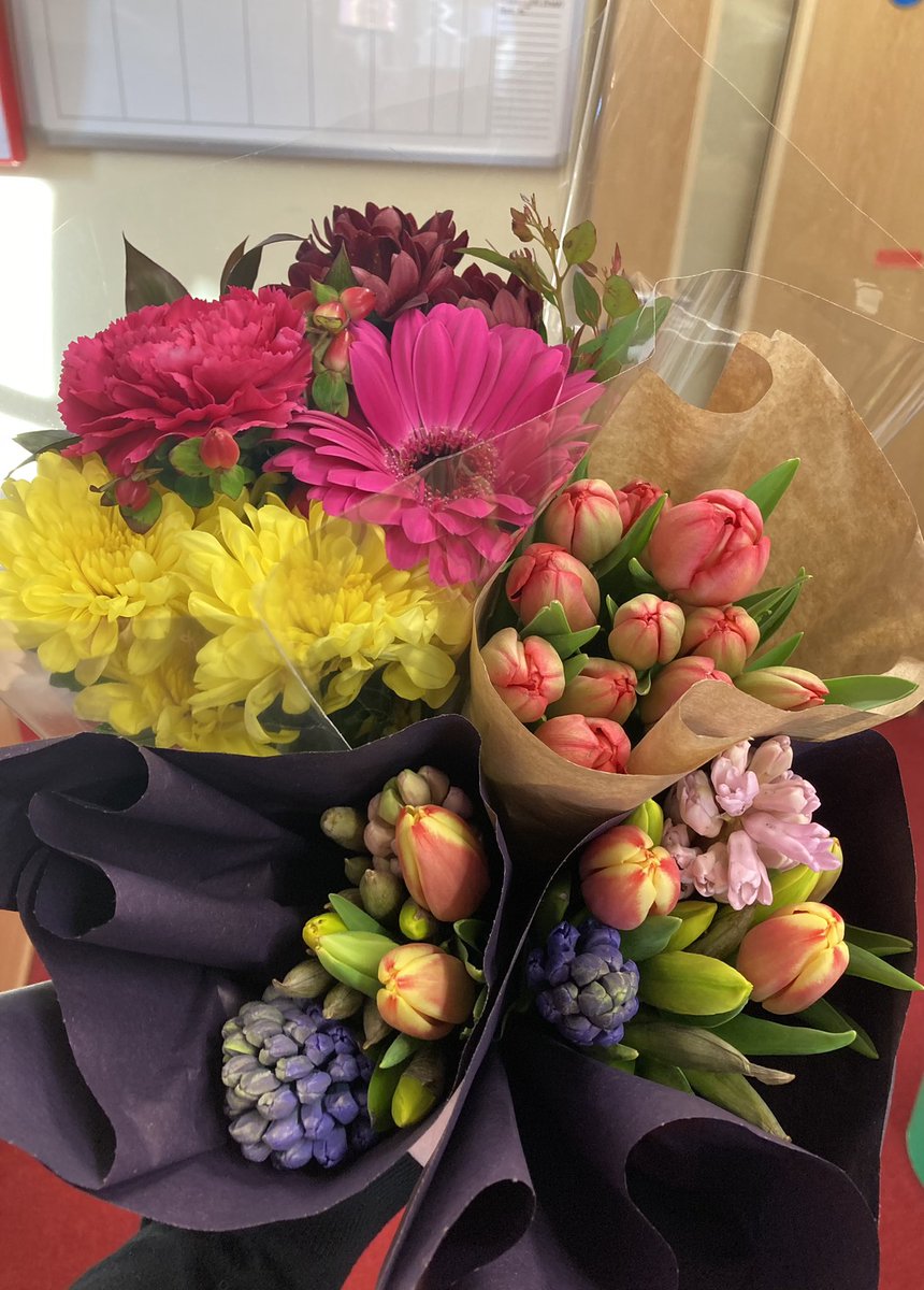 WygateO's tweet photo. Beautiful flowers given to us from a Parent @WygateA to celebrate #InternationalWomensDay https://t.co/Kh1AihVOIF