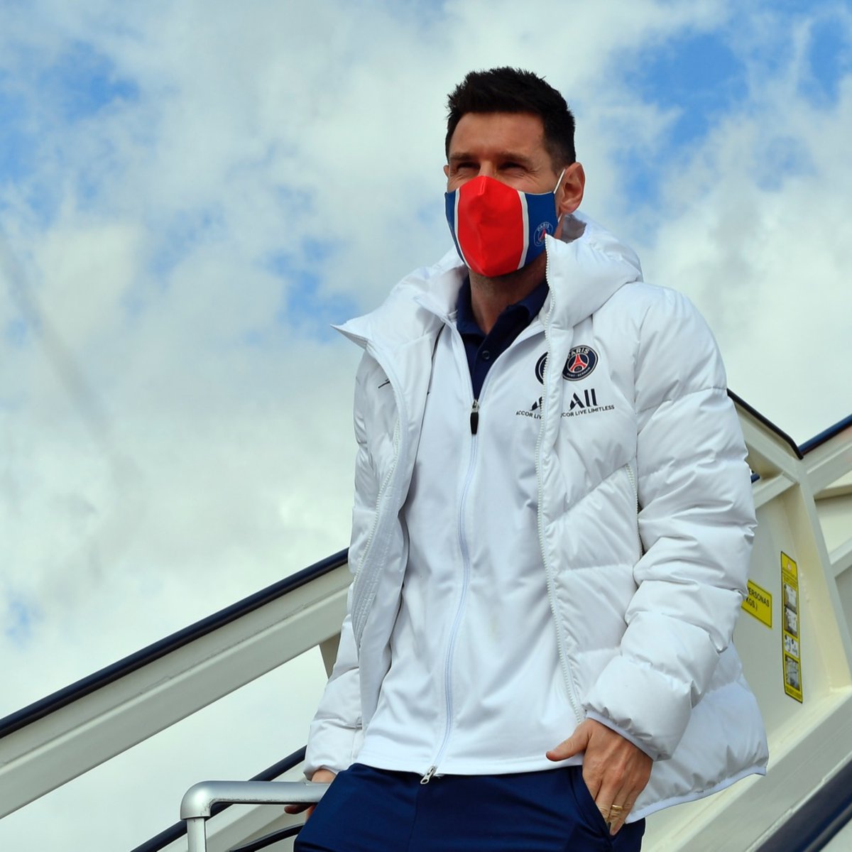InvictosSomos's tweet photo. ¿El futbolista que más goles le ha convertido al Real Madrid en toda su historia? Lionel Messi (26). ¿El jugador que más goles le ha hecho al Real Madrid en su propio patio? Lionel Messi (15). El genio argentino llegó a Madrid para un capítulo más en el Santiago Bernabéu. EL REY. https://t.co/zmTQzXu6Xf