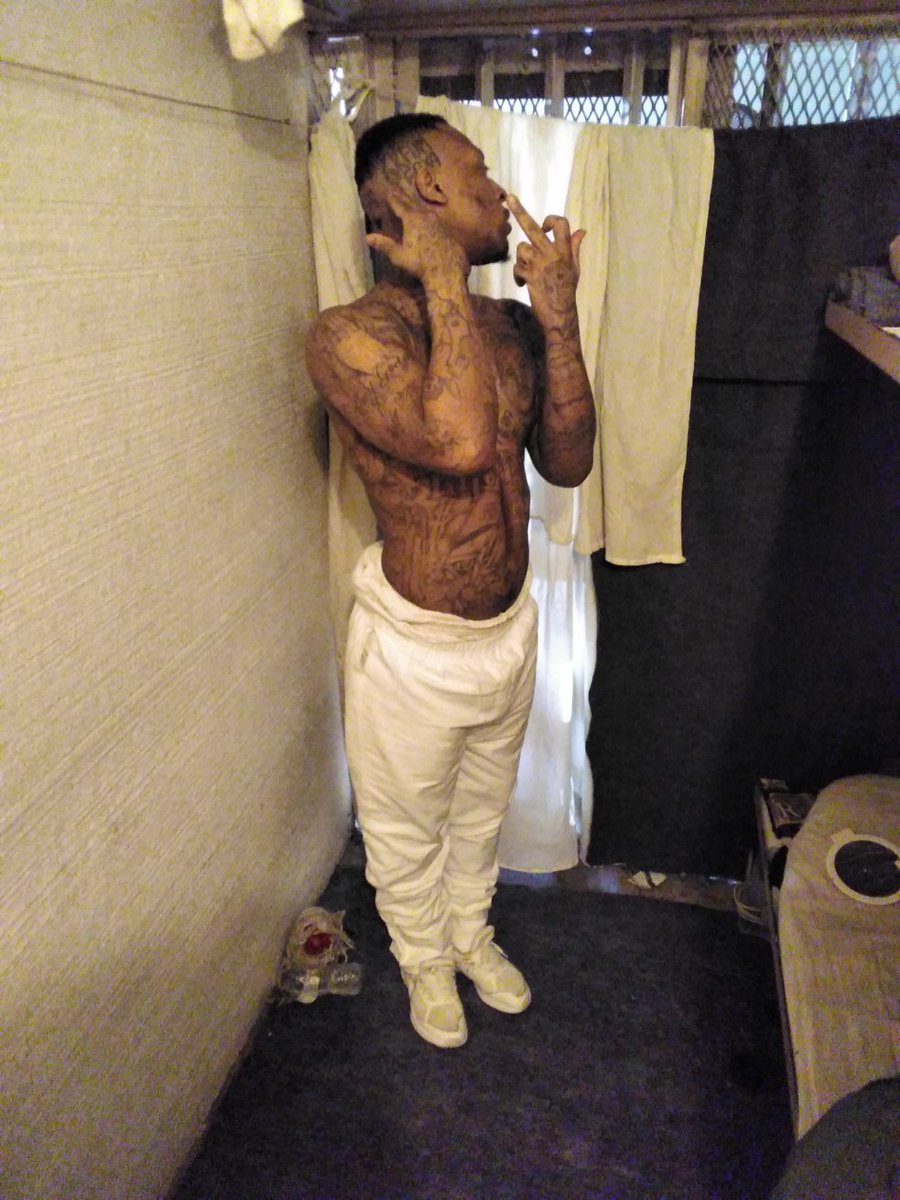 _Kingbuck's tweet photo. CROWN ME KING #FREETHEFAM #ROYALFAM https://t.co/JC0BwrnTSO