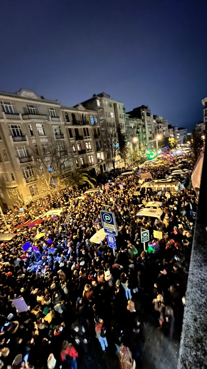 İstiklal Caddemiz yoksa Cihangir Caddemiz var. #8Mart yaşayın be! Çok mutluyum