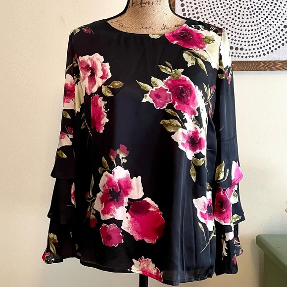 LisaHow166's tweet photo. So good I had to share! Check out all the items I'm loving on @Poshmarkapp #poshmark #fashion #style #shopmycloset #freddavid #thelimited: https://t.co/yIiHaBLVPC https://t.co/YPT3eL3YEk
