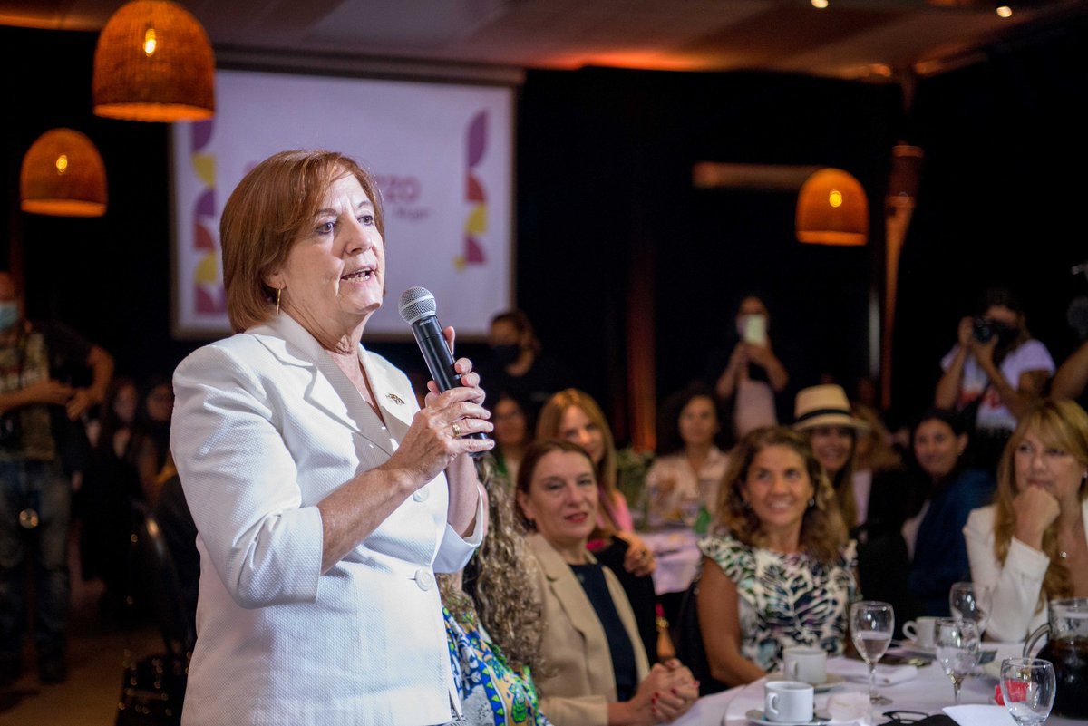 LauraJureCba's tweet photo. ♀ En el #DíaInternacionalDeLaMujer participamos junto a #MujeresProtagonistas de una nueva jornada de #Lideresas para seguir fortaleciendo el liderazgo femenino y promover la participación de las mujeres en espacios de toma de decisiones. 🙋🏽‍♀️ #LoEstamosHaciendo https://t.co/726GLmai3M