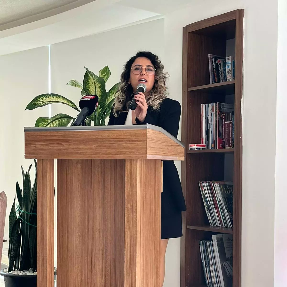 KONGED ve AGC işbirliğinde düzenlenen 8 Mart Dünya Emekçi Kadınlar günü etkinliği büyük bir katılımla gerçekleşti. 
@muhammedcevik07 
<a href="/tasidris/">İdris TAŞ</a> 
<a href="/isiktuncel/">ışık tuncel</a> 
<a href="/agcantalya/">ANTALYA GAZETECİLER CEMİYETİ</a> 
@minetanriverdi