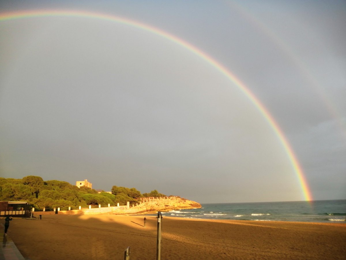 Feia mooooolt de temps q no veia l'arc de Sant Martí, benvinguda la pluja, adéu a l'anticicló etern!