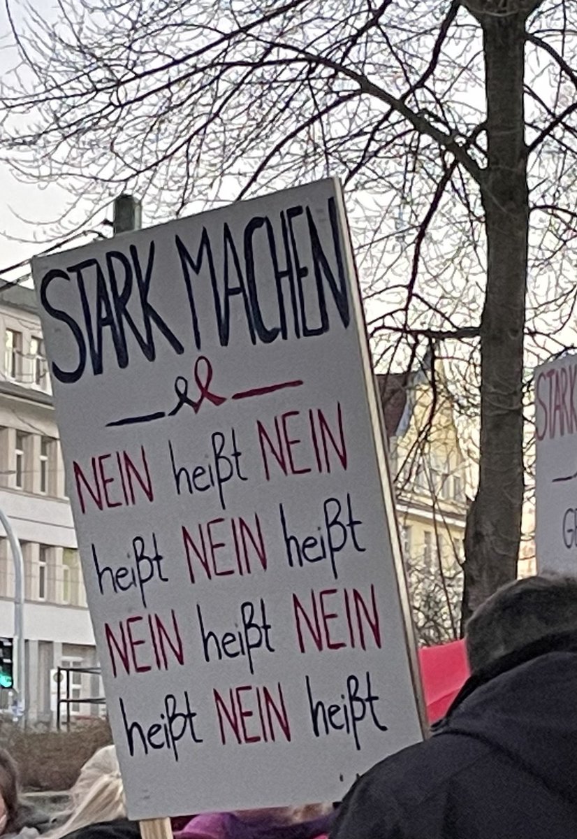 8mrostock's tweet photo. Kämpferische Redebeiträge, deutliche Plakate und Banner. #Rostock|s feministische Demo läuft! ✊🏽💜✊🏽 #hro0803 https://t.co/BQ7P6t2d6N