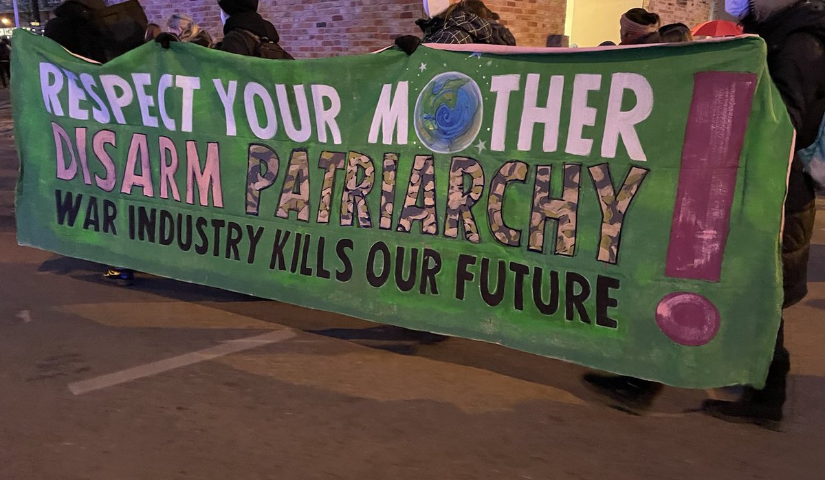 8mrostock's tweet photo. Kämpferische Redebeiträge, deutliche Plakate und Banner. #Rostock|s feministische Demo läuft! ✊🏽💜✊🏽 #hro0803 https://t.co/BQ7P6t2d6N