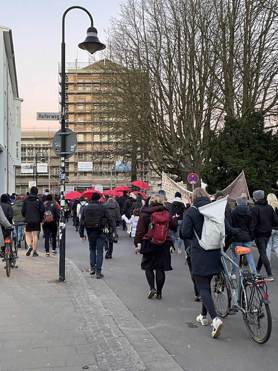 8mrostock's tweet photo. Kämpferische Redebeiträge, deutliche Plakate und Banner. #Rostock|s feministische Demo läuft! ✊🏽💜✊🏽 #hro0803 https://t.co/BQ7P6t2d6N