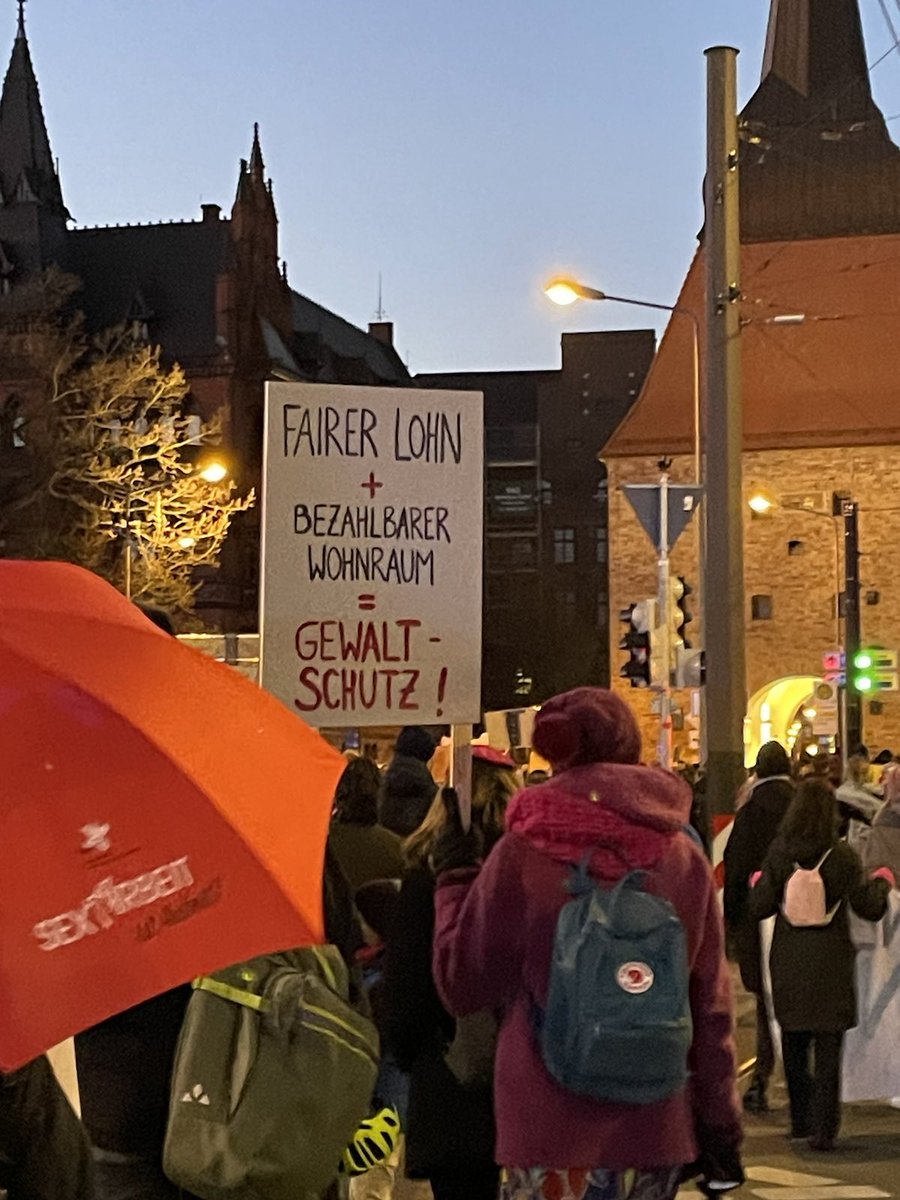 8mrostock's tweet photo. Kämpferische Redebeiträge, deutliche Plakate und Banner. #Rostock|s feministische Demo läuft! ✊🏽💜✊🏽 #hro0803 https://t.co/BQ7P6t2d6N
