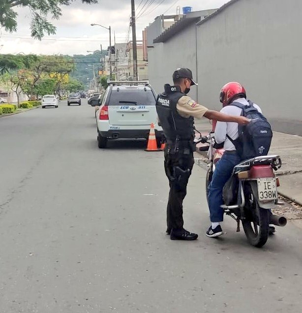 PoliciaEcuador's tweet photo. POR TU SEGURIDAD 👮🏻‍♂️

Intensificamos operativos de control a vehículos y registros a personas, en Atarazana #GYE.

#OrdenYSeguridad
#PlanRescateEcuador https://t.co/yHjxCVFzLS