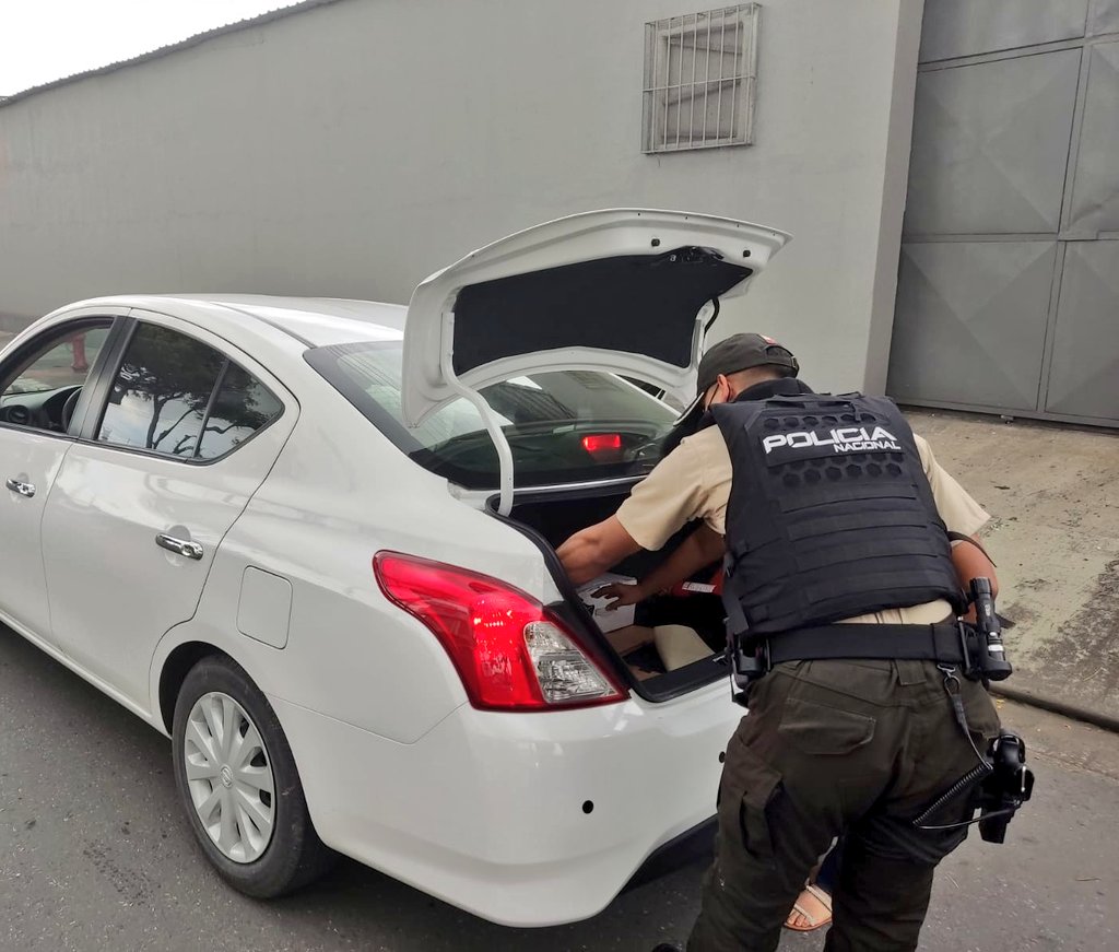 PoliciaEcuador's tweet photo. POR TU SEGURIDAD 👮🏻‍♂️

Intensificamos operativos de control a vehículos y registros a personas, en Atarazana #GYE.

#OrdenYSeguridad
#PlanRescateEcuador https://t.co/yHjxCVFzLS